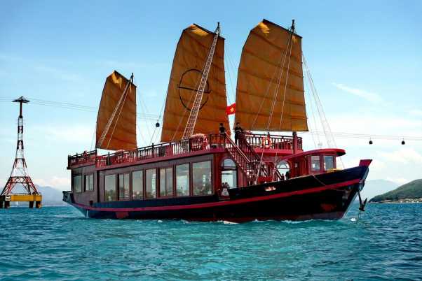 Du thuyền Emperor Cruise -  Tour khám phá vịnh Nha Trang trong ngày (gói tiêu chuẩn)